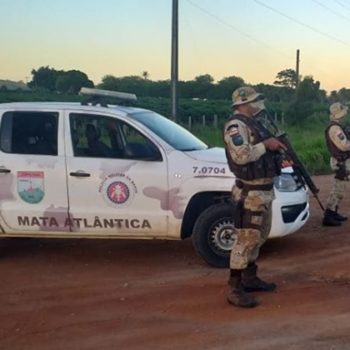 Trio suspeito de fazer cobrança sob ameaça é preso com arma em Guaratinga