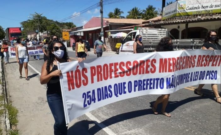Profissionais de educação e professores fazem manifestação em Santa Cruz Cabrália