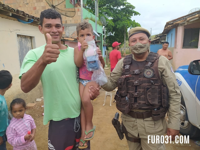 Polícia Militar distribui brinquedos para crianças de Guaratinga