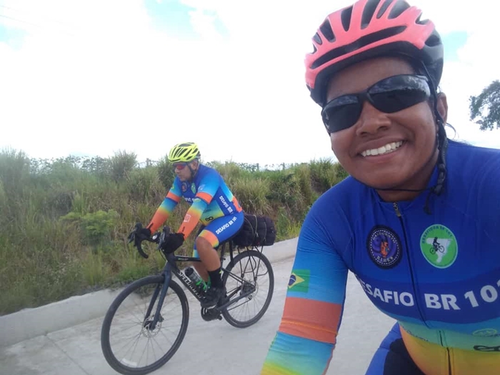 Casal vai pedalar quase 5 mil km da BR-101 para ajudar crianças carentes