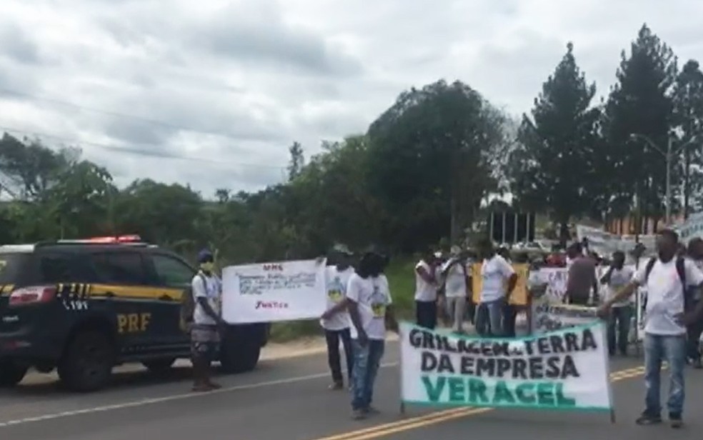 Grupo fecha BR-367 pedindo a libertação de trabalhadores rurais presos