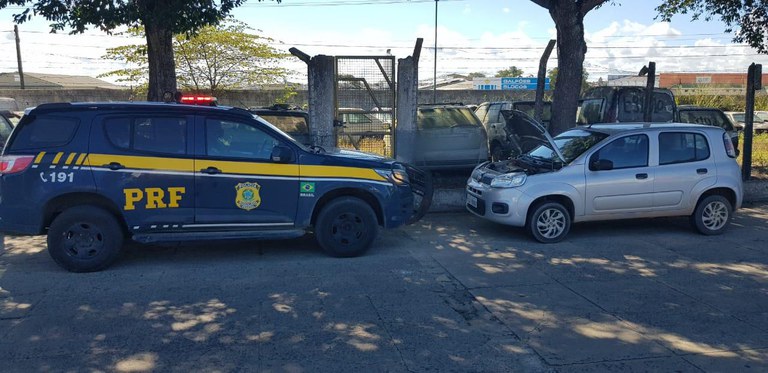 Motorista de Guaratinga é parado pela PRF com veículo roubado em MG