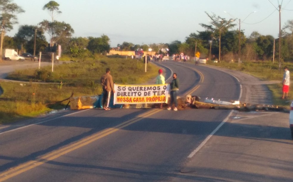 Grupo faz protesto e ação causa congestionamento na BR-101