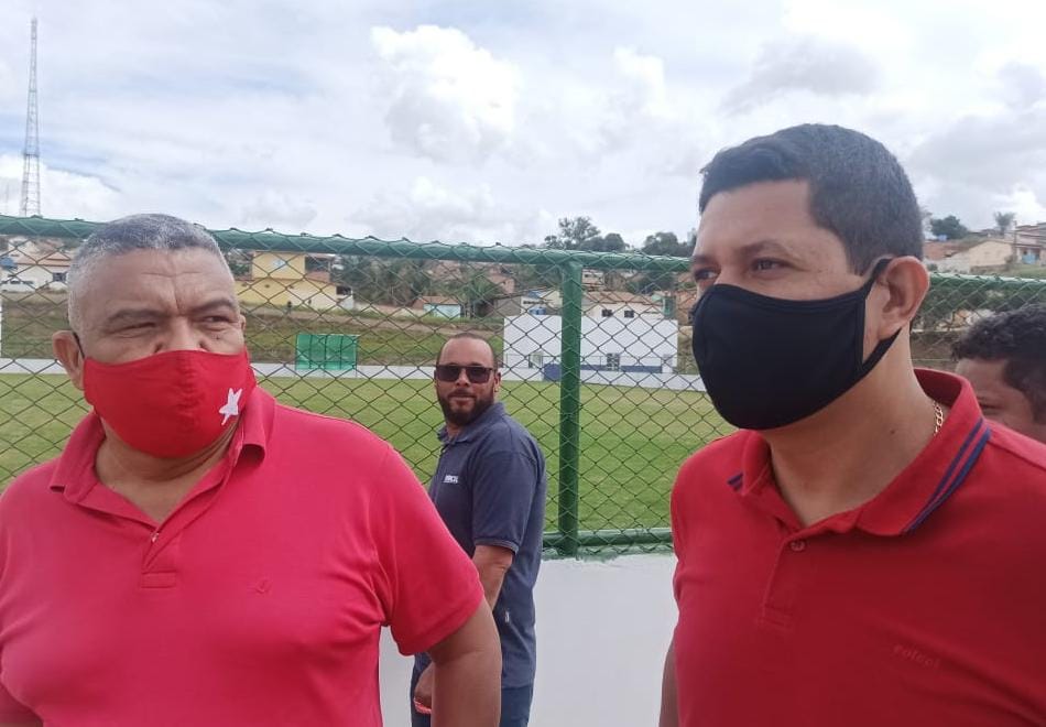 Valmir visita obras do estádio de Guaratinga e fala sobre emenda de R$ 834 mil