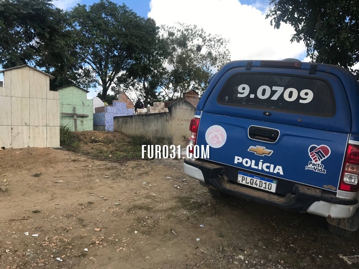 Jovem é encontrado morto com marcas de tiros no cemitério de Guaratinga