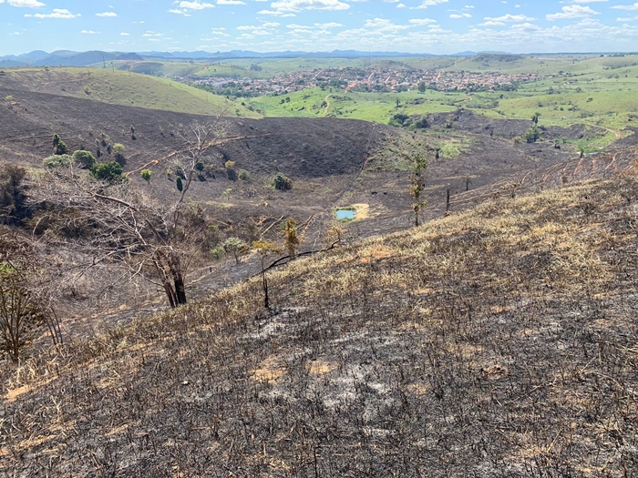 Fogo em pasto atinge cinco fazendas e destrói 30 hectares em Guaratinga