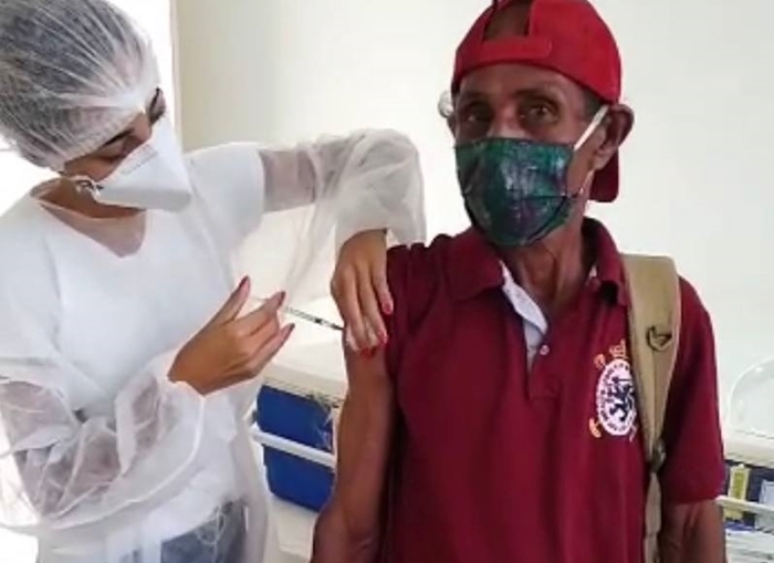 Idosos e acamados acima de 70 anos começam receber a 3ª dose contra a covid-19 em Guaratinga