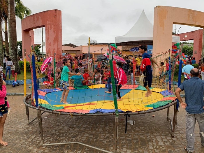 “Dia das Crianças na Praça” proporciona diversão e muita comida para a garotada em Guaratinga