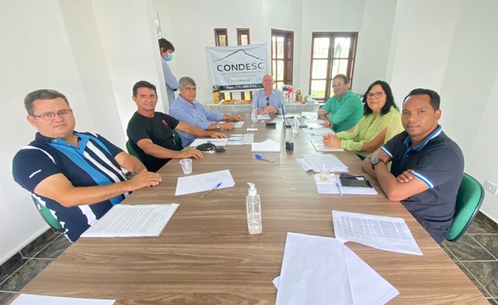 Prefeita de Guaratinga participa de reunião no CONDESC para garantir melhorias nos serviços