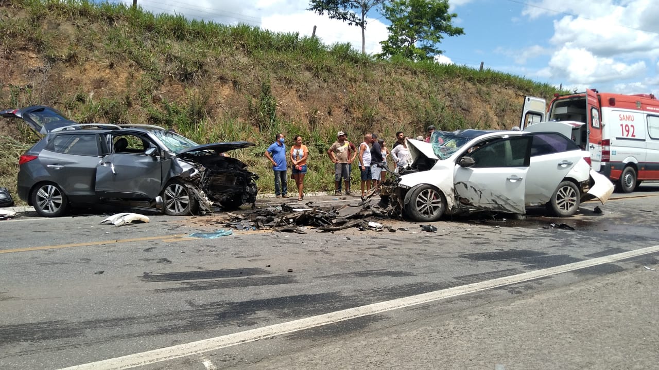 Colisão frontal entre veículos deixa quatro mortes na BR-101 em Itagimirim