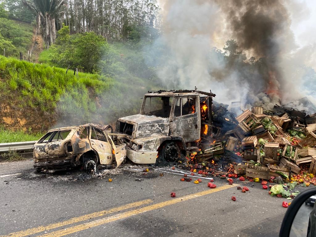 Caminhão e carro de passeio pegam fogo após baterem de frente na BR-101