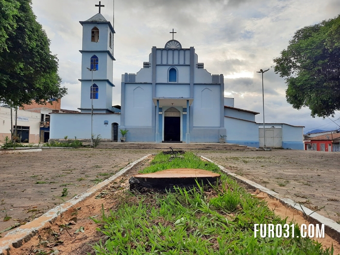 Igreja Católica esclarece motivo de retirada de árvores da Praça da Matriz em Guaratinga