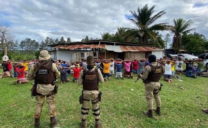 Polícia encerra rinha de galo e 13 pessoas são levadas para delegacia em Eunápolis