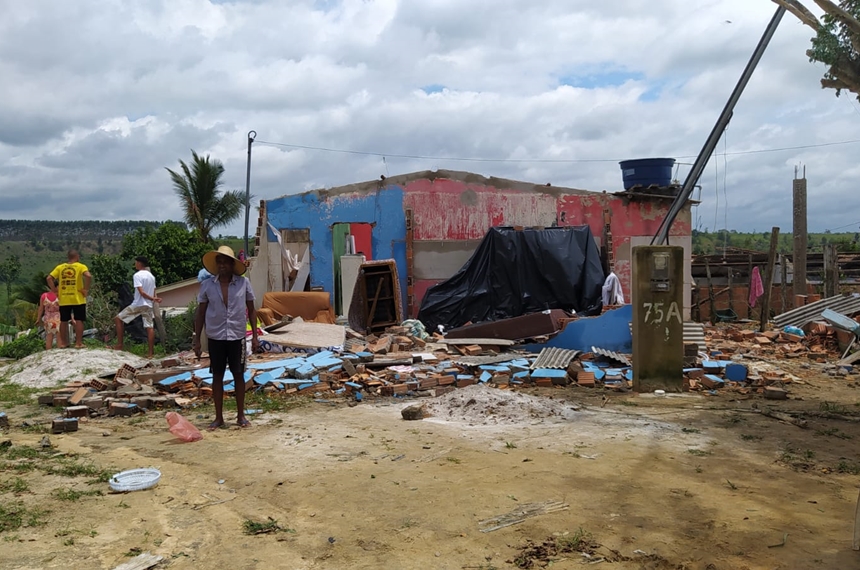 Prefeitura mobiliza equipes para ajudar comunidade de Monte Pascoal atingida por forte temporal