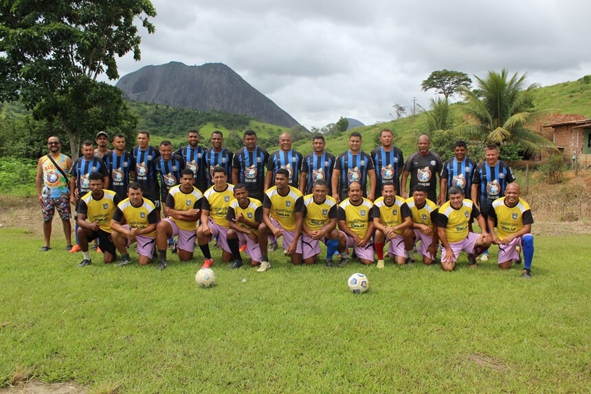 Associação de futebol realiza confraternização e entrega troféus aos melhores atletas de 2021 em Guaratinga