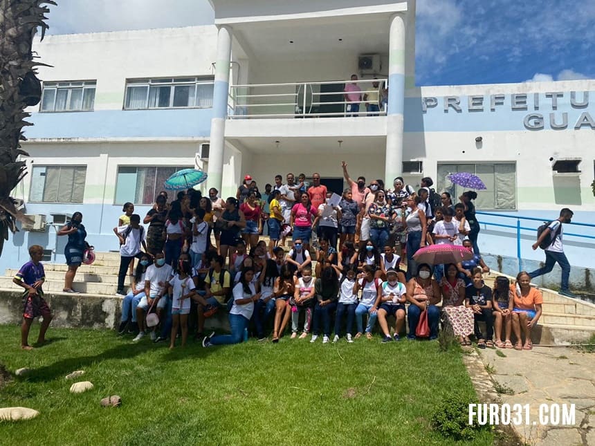 Pais e alunos fazem protesto pedindo retorno às aulas presenciais em Guaratinga