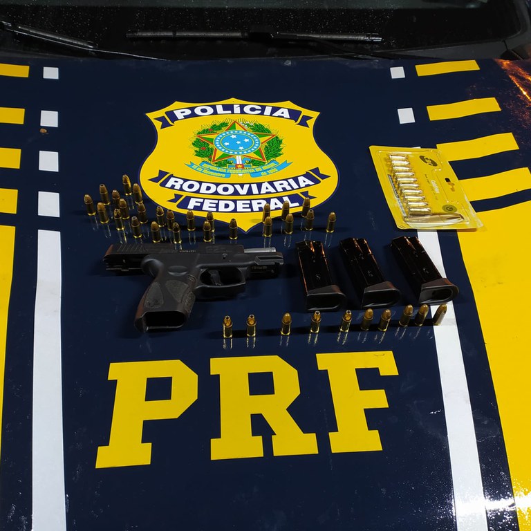 Polícia encontra pistola 9mm e dezenas de munições escondidas dentro de caminhonete em Eunápolis