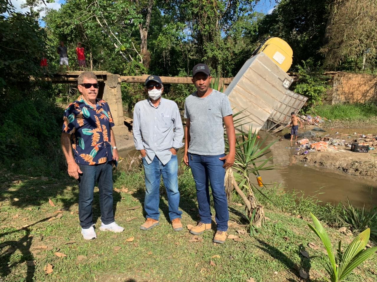 SEINFRA faz primeiros levantamentos na ponte da represa; motorista recebe assistência da prefeitura