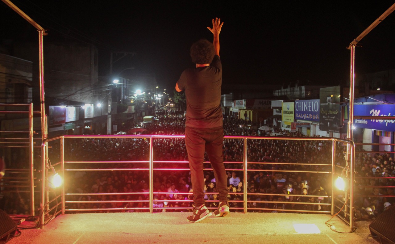 Show de Thalles Roberto atrai multidão no aniversário de 34 anos de Eunápolis