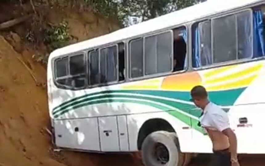 Acidente de ônibus deixa passageiros em pânico no interior de Guaratinga