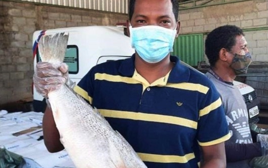 Prefeito de Itagimirim é punido por autopromoção na distribuição de peixes da Semana Santa