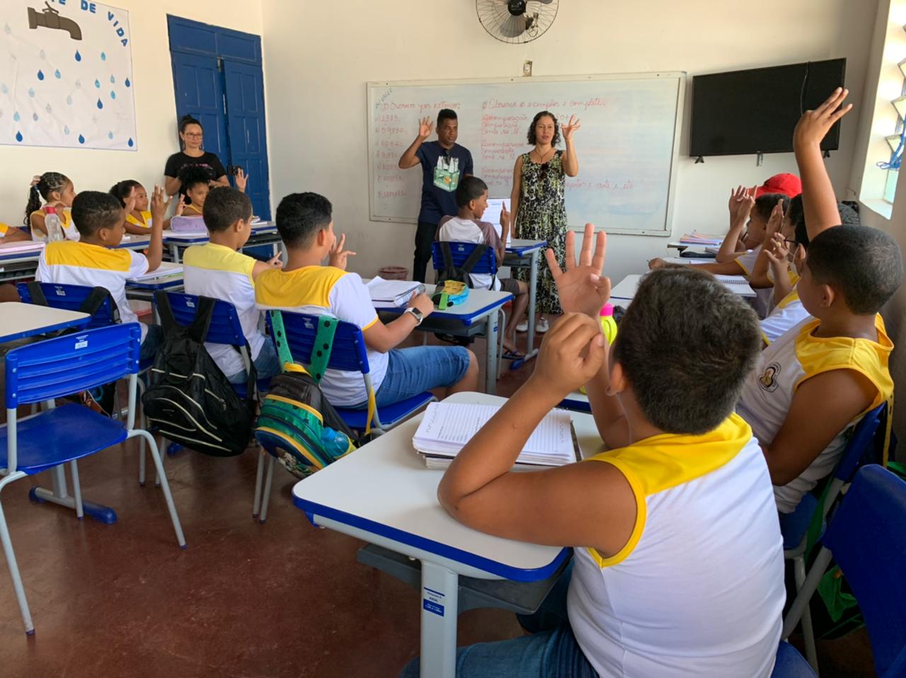 Escolas municipais de Guaratinga passam a contar com professor e intérprete de LIBRAS