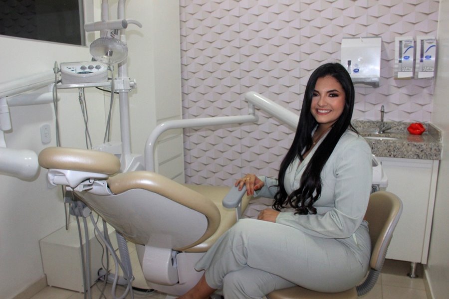 Cirurgiã-dentista, Amanda Brandão, passa a atender pelo plano Viva Saúde em Itabela