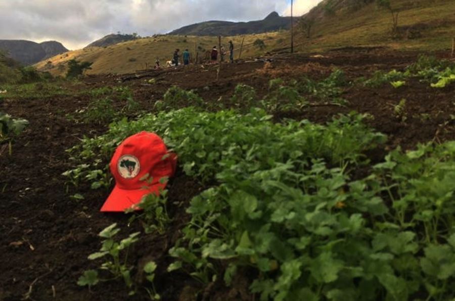 Uma semana depois de despejo, 150 famílias sem terra reocupam fazenda Mata Verde em Guaratinga