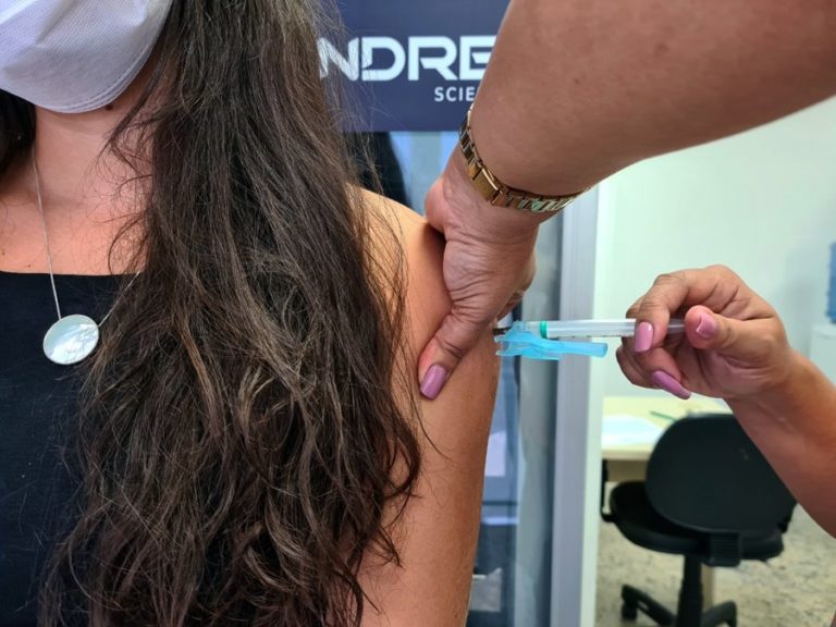Estratégia de Multivacinação 2026 tem início em Eunápolis para atualizar cadernetas de crianças e adolescentes