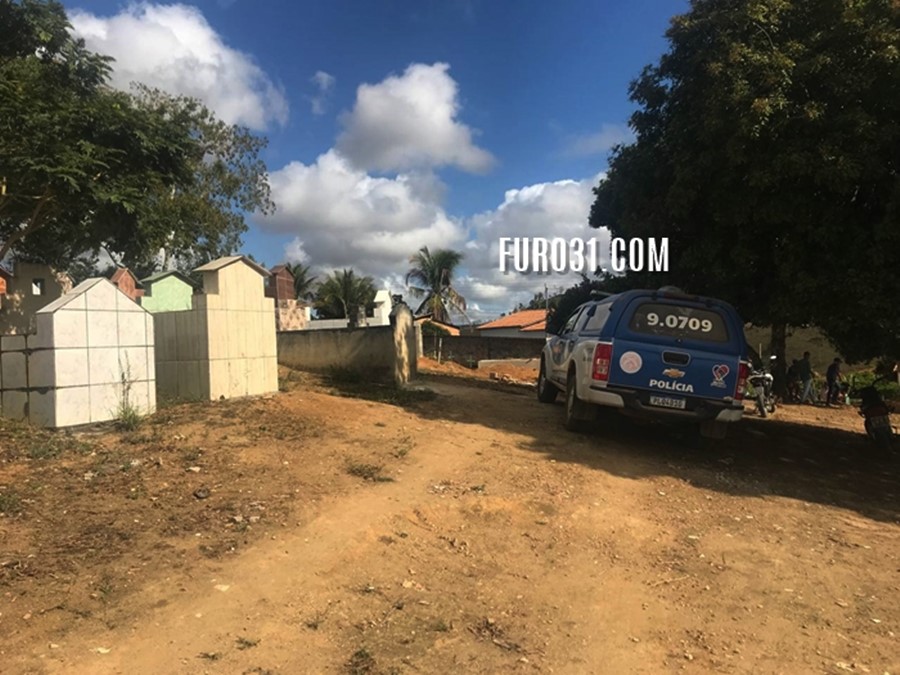 Coveiro encontra corpo de jovem enterrado em cova rasa no cemitério de Guaratinga