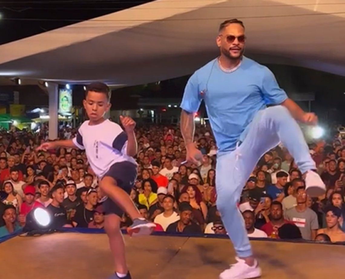 Itapebi: Menino de 8 anos viraliza após dançar de “igual para igual” com cantor Tony Salles