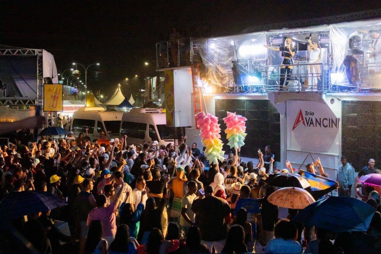 Em trio elétrico, Cláudia Leitte arrasta foliões na última noite da Festa do Café