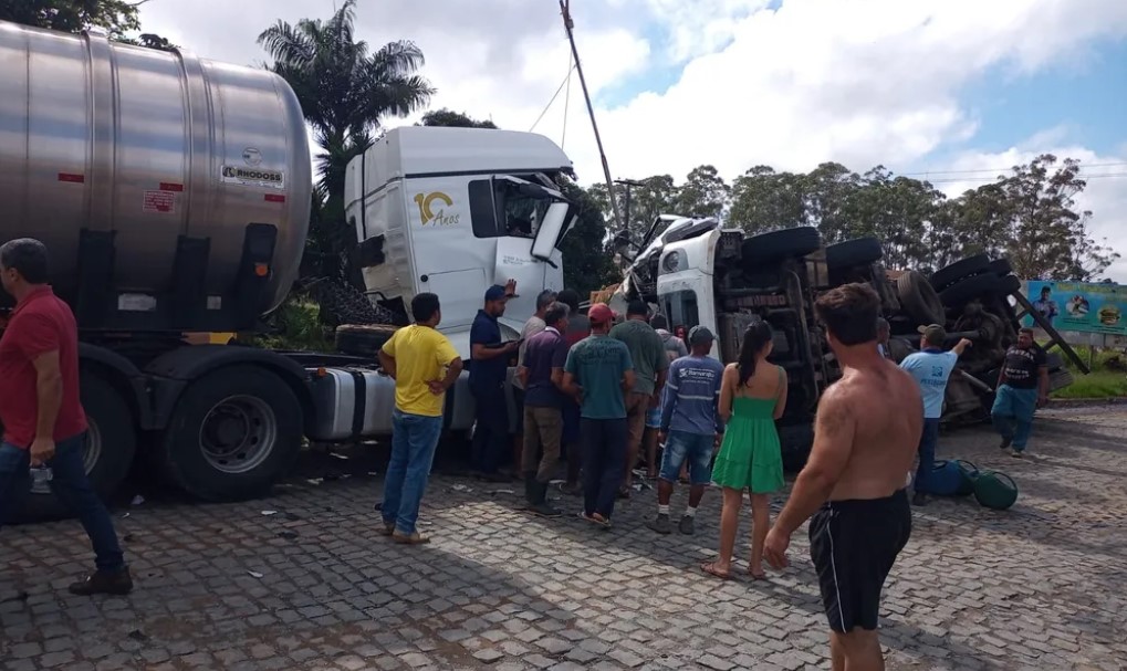 Homem morre após batida entre caminhões; um dos veículos estava com compartimento de carga torto antes do acidente