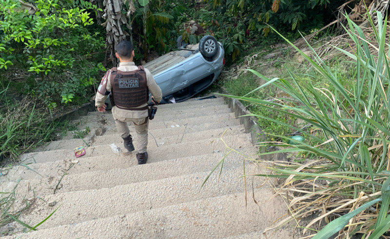 Após ser alvejado por disparos de arma de fogo, motorista cai na ribanceira com veículo