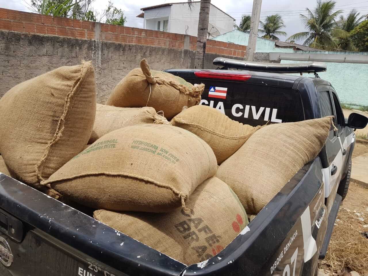 Duas pessoas são presas em flagrante por roubo de sacas de café em Eunápolis