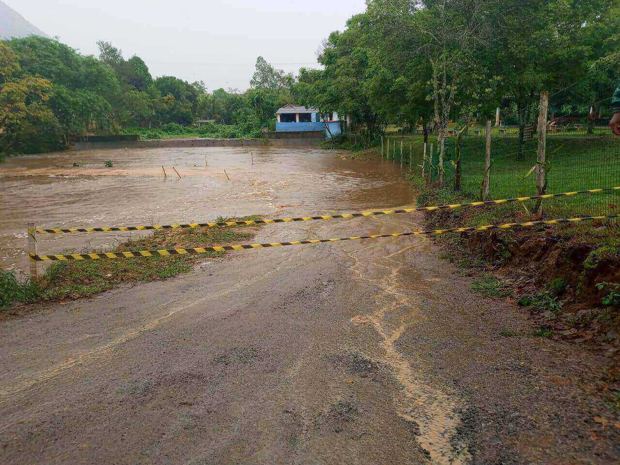 Defesa Civil de Guaratinga interdita desvio na BA-686 por causa da cheia do Rio dos Frades