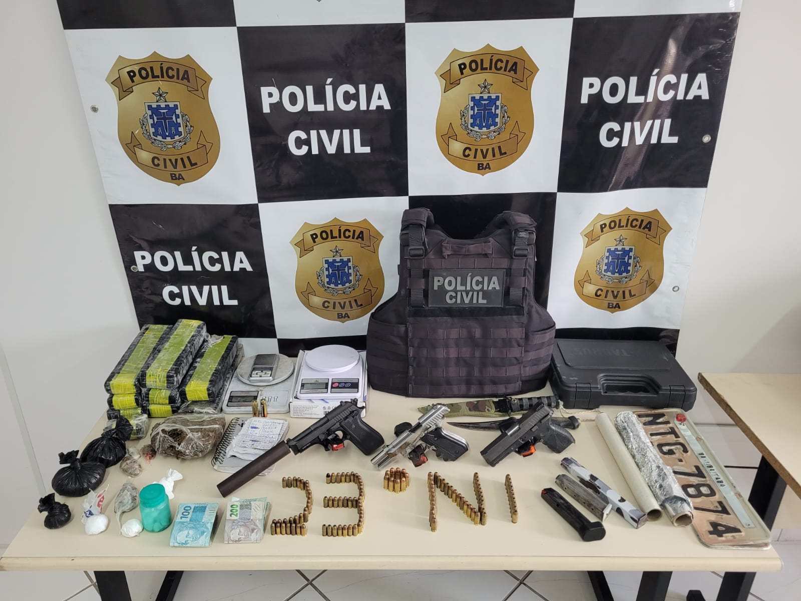 Polícia Civil apreende drogas, armas, munições e dinheiro em operação em Eunápolis