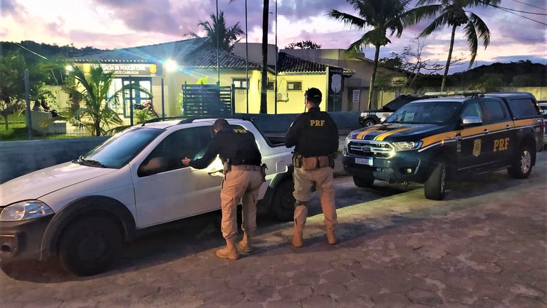 Carro roubado em Eunápolis é recuperado pela PRF na BR-367 em Santa Cruz Cabrália