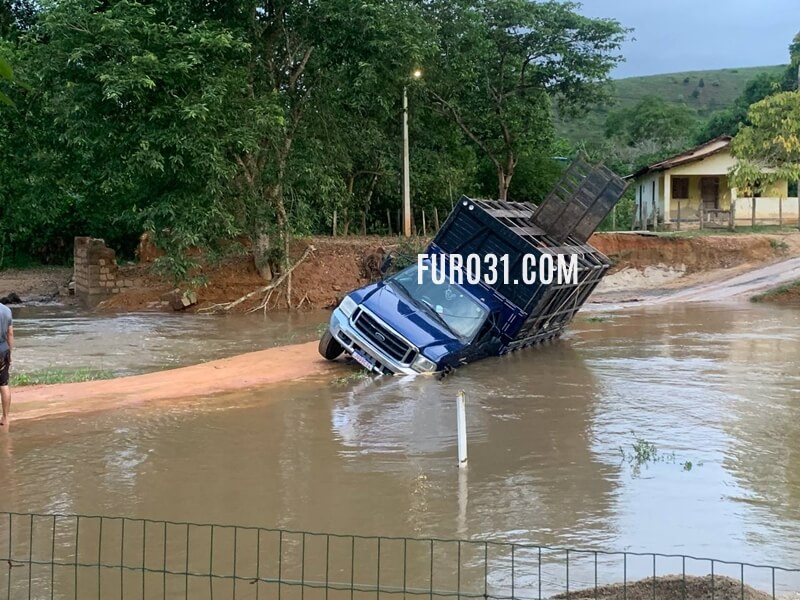 Guaratinga: Caminhão que transportava gado cai em represa após passar por desvio provisório