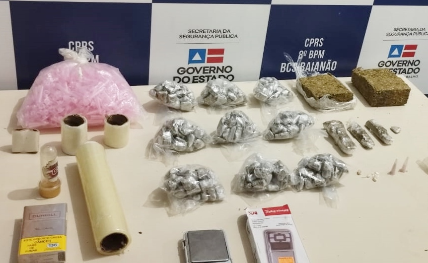 Polícia apreende maconha, cocaína e crack em mochila abandonada por suspeitos em Porto Seguro