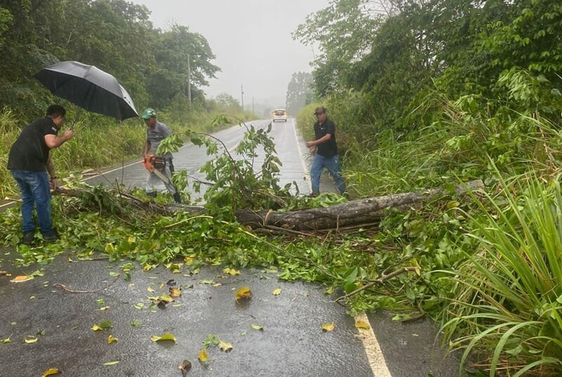 BA-283 é liberada, próximo a Guaratinga, após interdição por causa da chuva