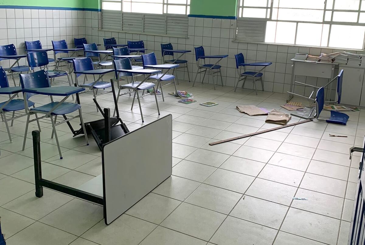 Escola municipal de Eunápolis é invadida por vândalos e aulas são suspensas