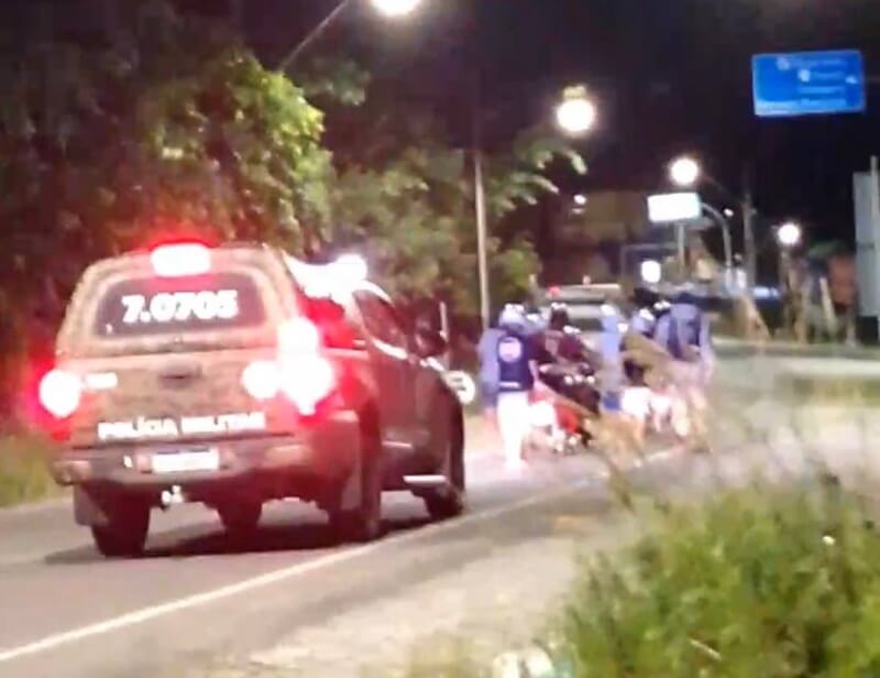 <strong>Polícia apreende drogas e simulacro de arma de fogo com grupo de motoqueiros na BA-283</strong>