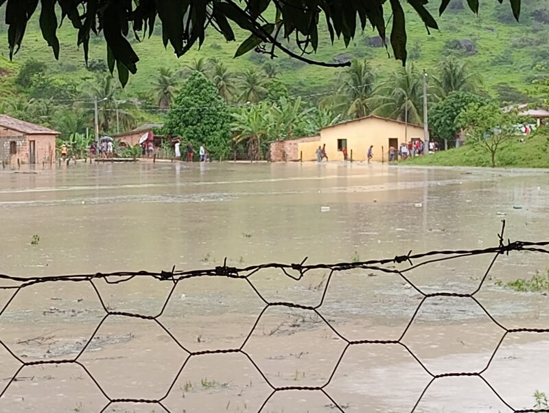 Guaratinga: Represa transborda, água invade casas e moradores ficam desalojados em Buranhém