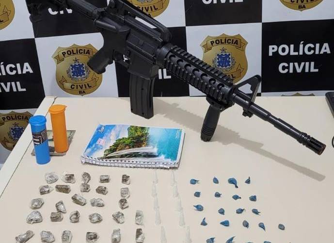 Polícia Civil prende suspeito de roubo e apreende réplica de fuzil e drogas em Vale Verde