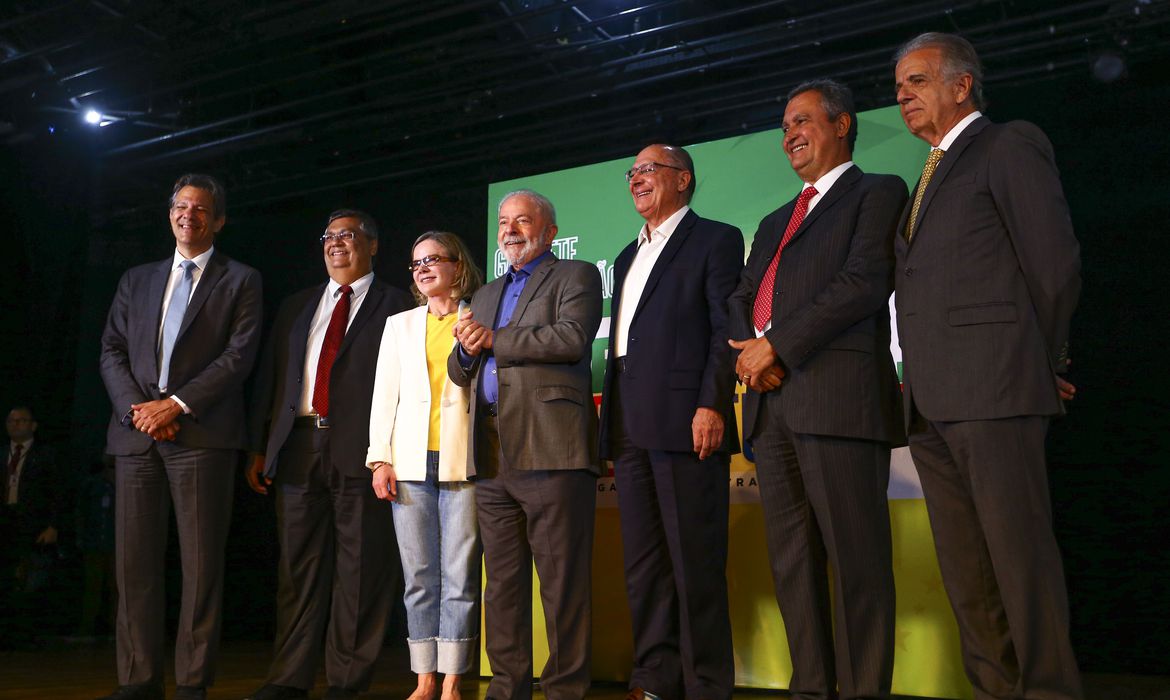 Lula anuncia Rui Costa para Casa Civil e outros quarto ministros do futuro governo