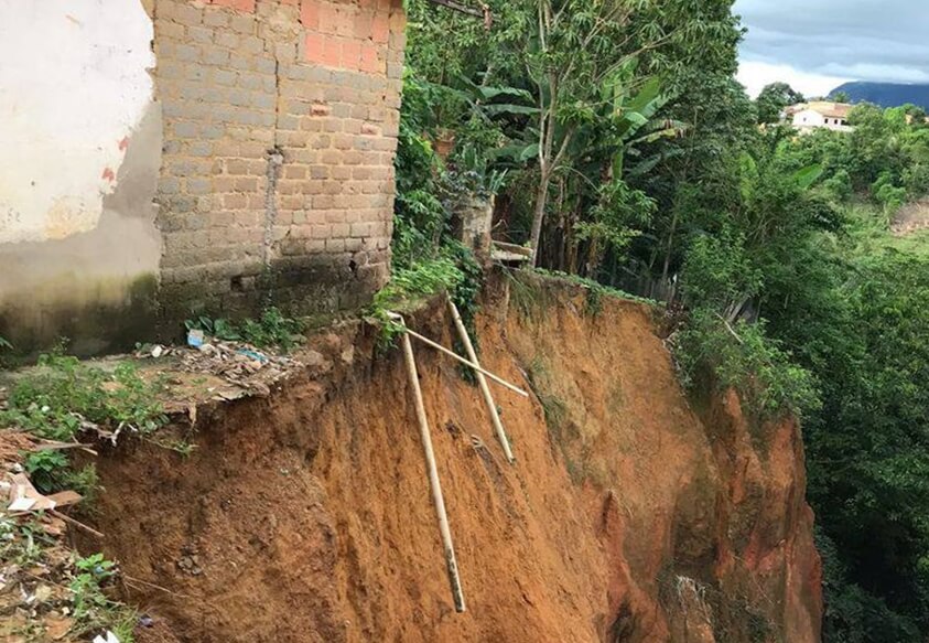 Guaratinga: Chuva piora erosão em barranco e ameaça ‘engolir’ casas em Monte Alegre