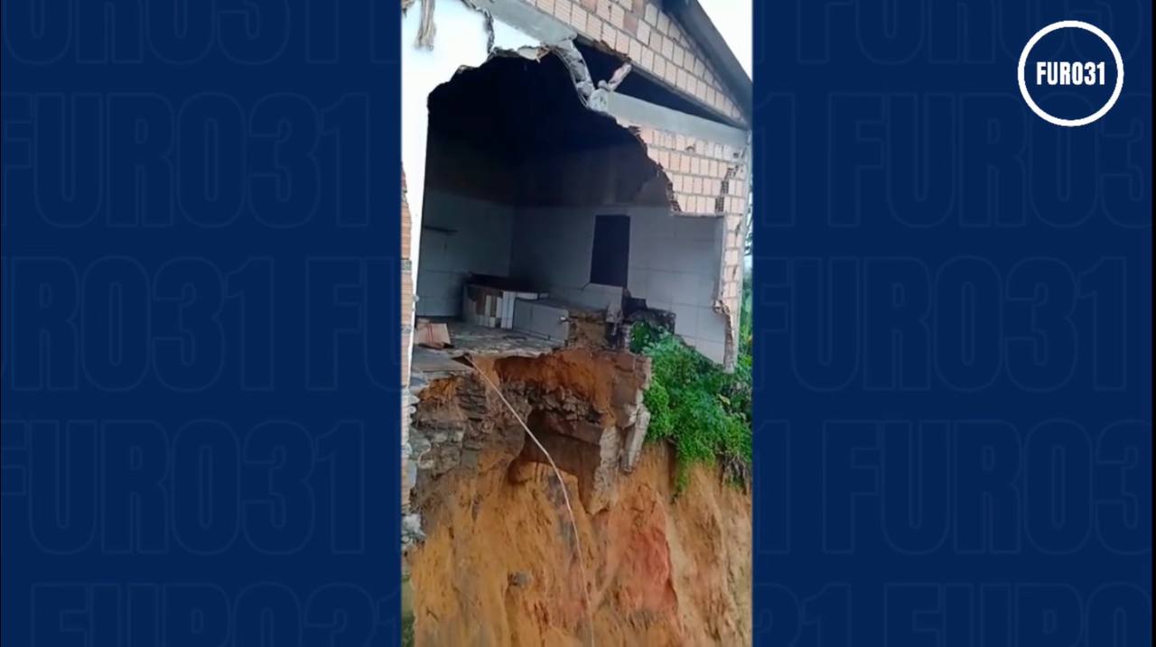 Guaratinga: Barranco desliza e derruba parte de laticínio em Monte Alegre