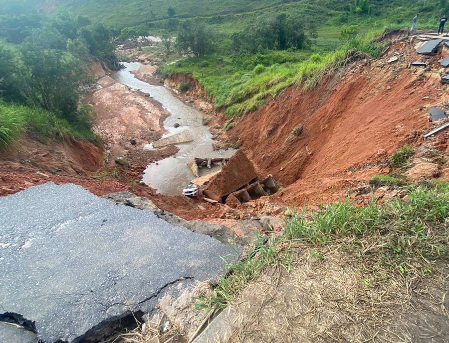 Carro cai em cratera formada pela chuva na BR-101 em Itamaraju