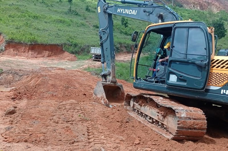 Moradores fazem desvio improvisado após interdição da BR-101 em Itamaraju